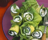 Zucchiniröllchen mit Frischkäsefüllung