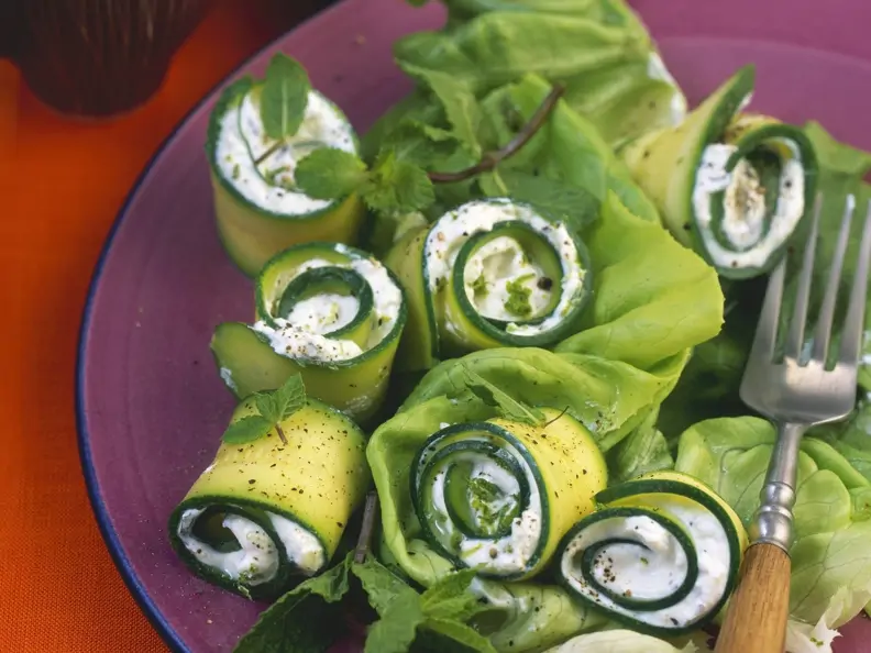 Zucchiniröllchen mit Frischkäsefüllung