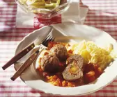 Hackbällchen mit Tomatenfüllung auf Tomatensauce