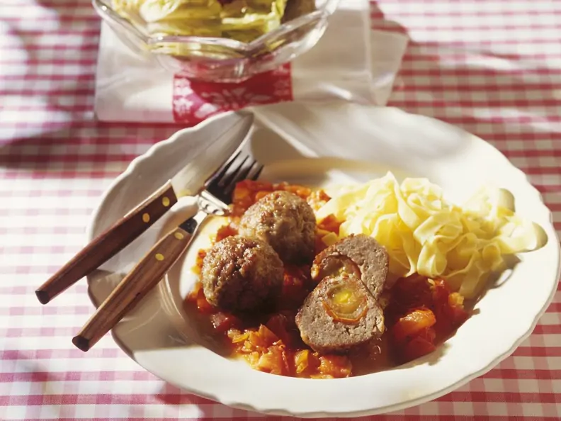 Hackbällchen mit Tomatenfüllung auf Tomatensauce