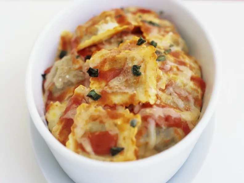 Überbackene Ravioli mit Tomatensauce