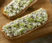 Brot mit Frischkäse, Sardinen, Kapern und Dill