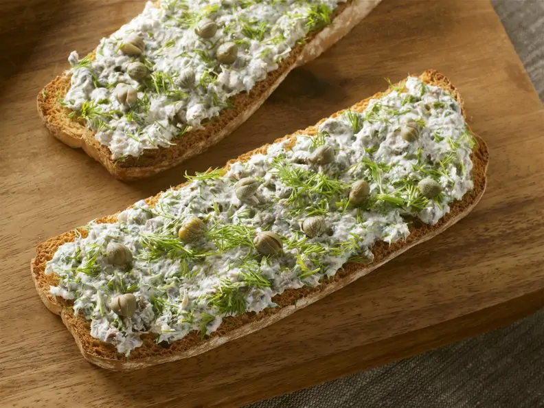 Brot mit Frischkäse, Sardinen, Kapern und Dill
