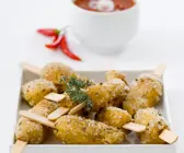 Würzige Kräuter-Salzkartoffeln mit Chilisoße