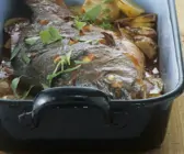 Gebackener Karpfen mit Wein-Tomaten-Soße