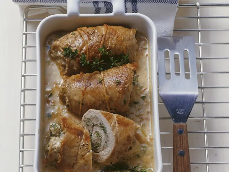 Rouladen aus Kalbsfleisch mit Kräuter-Brät-Füllung