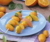 Oranger Obstspieß mit Kumquat, Grapefruit und Orange