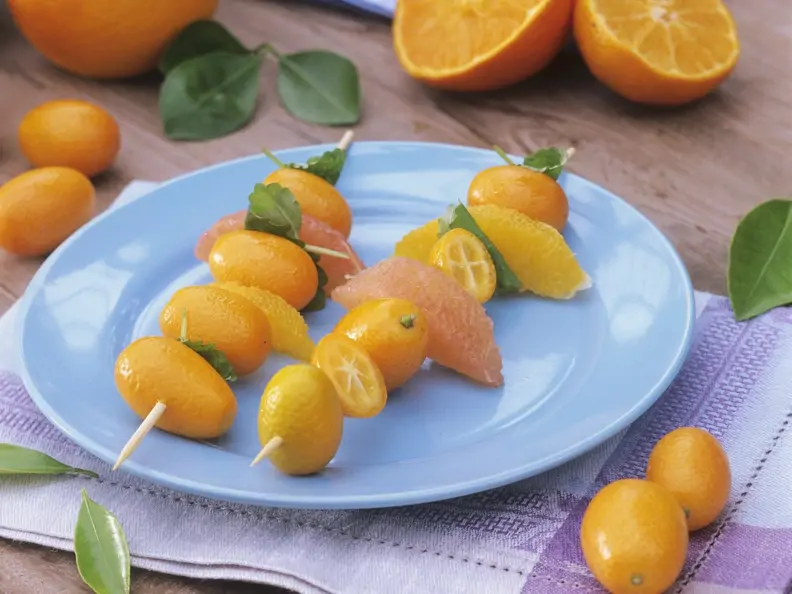 Oranger Obstspieß mit Kumquat, Grapefruit und Orange