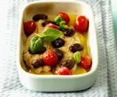 Geschmorte Goldbrasse mit Oliven und Tomaten