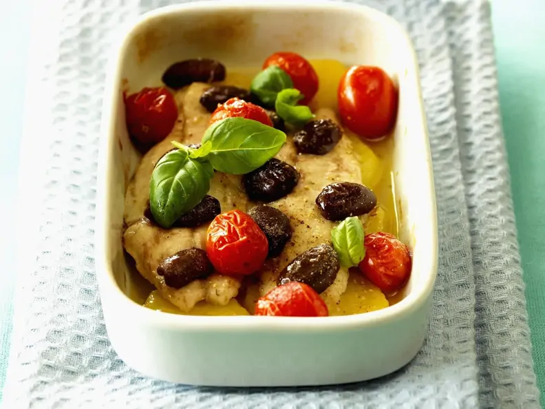 Geschmorte Goldbrasse mit Oliven und Tomaten