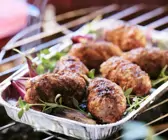 Gegrillte Cevapcici mit Kräutern