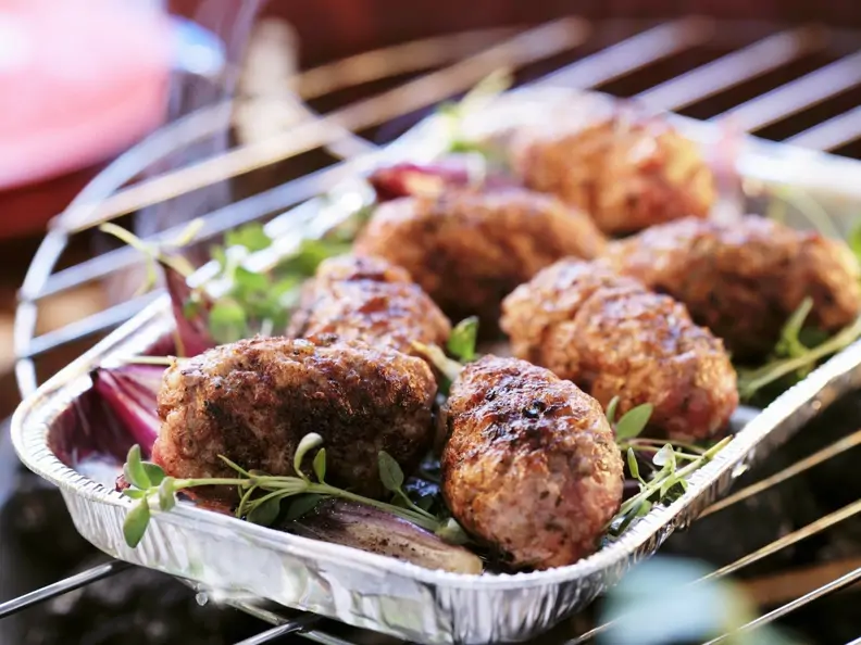 Gegrillte Cevapcici mit Kräutern