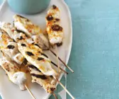 Gegrillte Spieße mit Fisch dazu Gemüsesalat