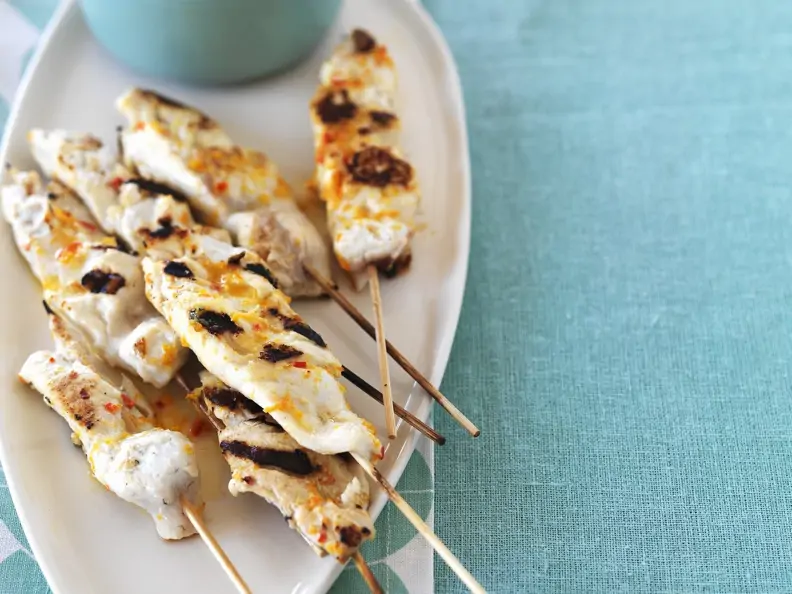 Gegrillte Spieße mit Fisch dazu Gemüsesalat