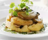 Kartoffelgratin mit gebratenen Steinpilzen