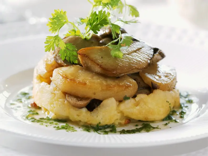 Kartoffelgratin mit gebratenen Steinpilzen