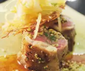 Geschmorter Lammlachs mit Kartoffeltalern