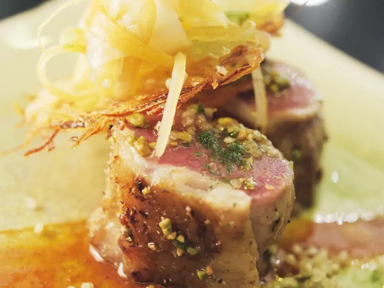 Geschmorter Lammlachs mit Kartoffeltalern