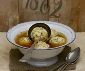 Brühe mit Speckknödeln