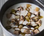 Cremige Gemüsesuppe mit Rebhuhnbrust, Trauben und Croutons