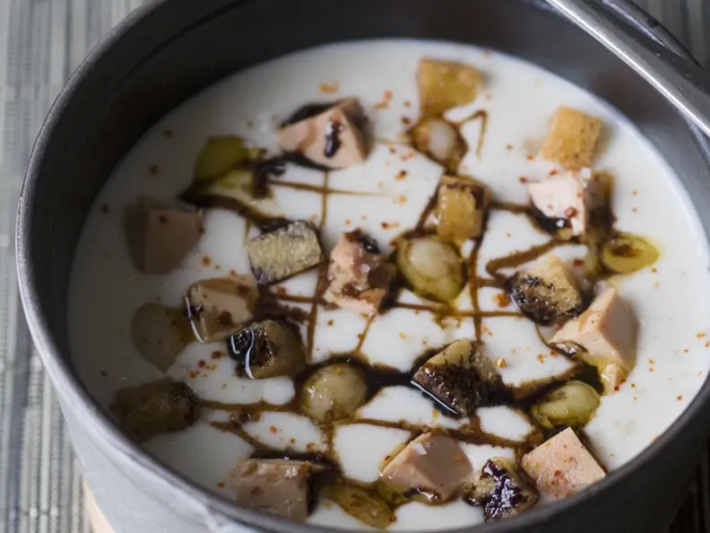 Cremige Gemüsesuppe mit Rebhuhnbrust, Trauben und Croutons