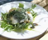 Große Champignons mit Spinat und Taleggio überbacken