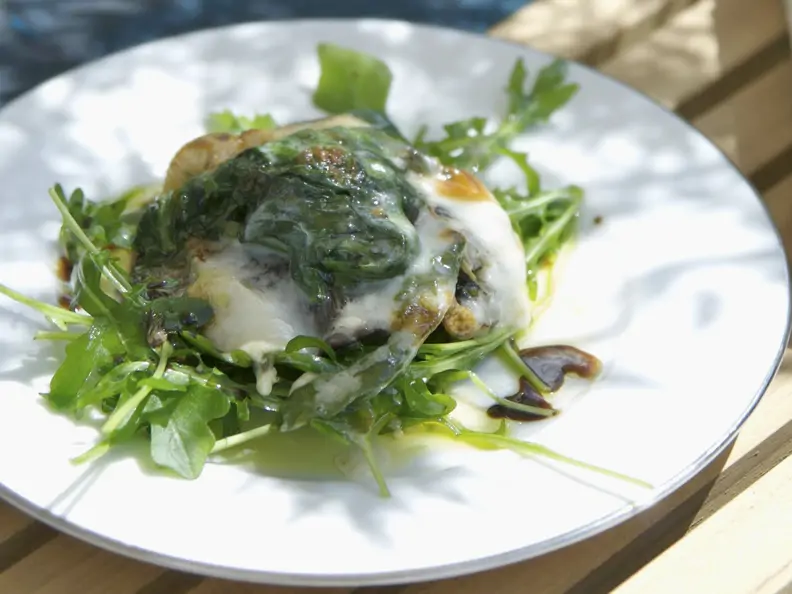 Große Champignons mit Spinat und Taleggio überbacken