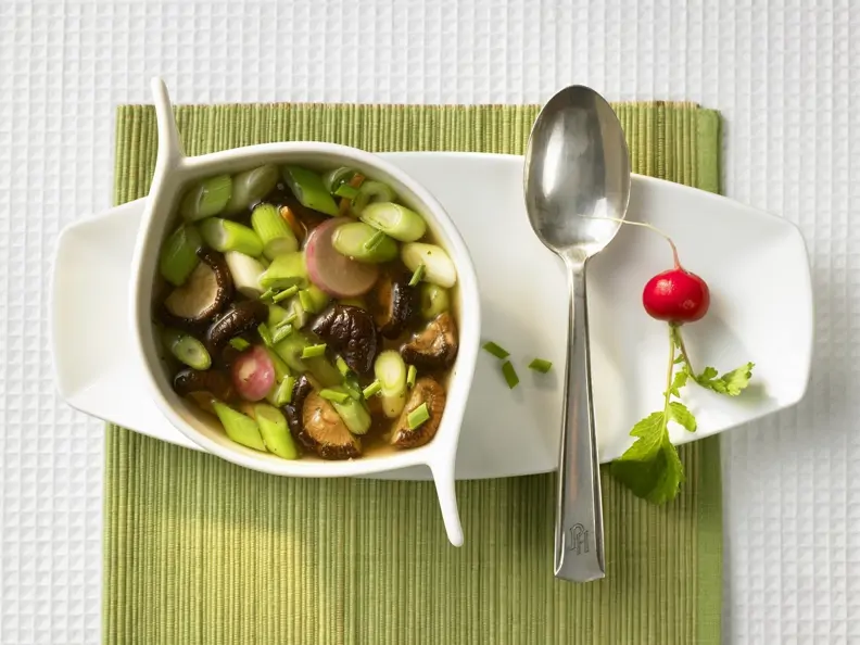 Suppe mit Shiitake, Lauchzwiebeln und Radieschen