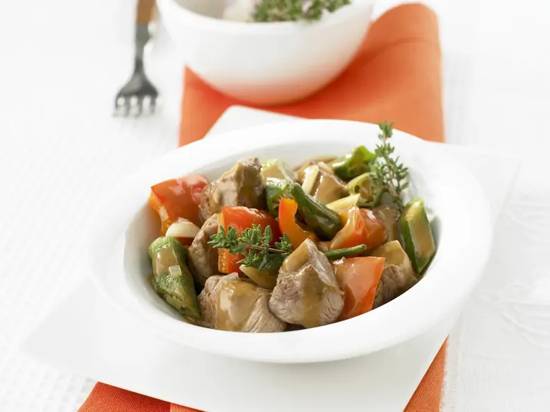 Lammragout mit Ladyfingers und Paprika