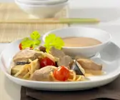 Entenbrustfilet mit Bambussprossen, Tomaten und Kokossoße