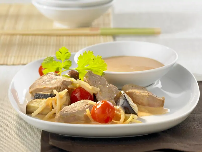 Entenbrustfilet mit Bambussprossen, Tomaten und Kokossoße