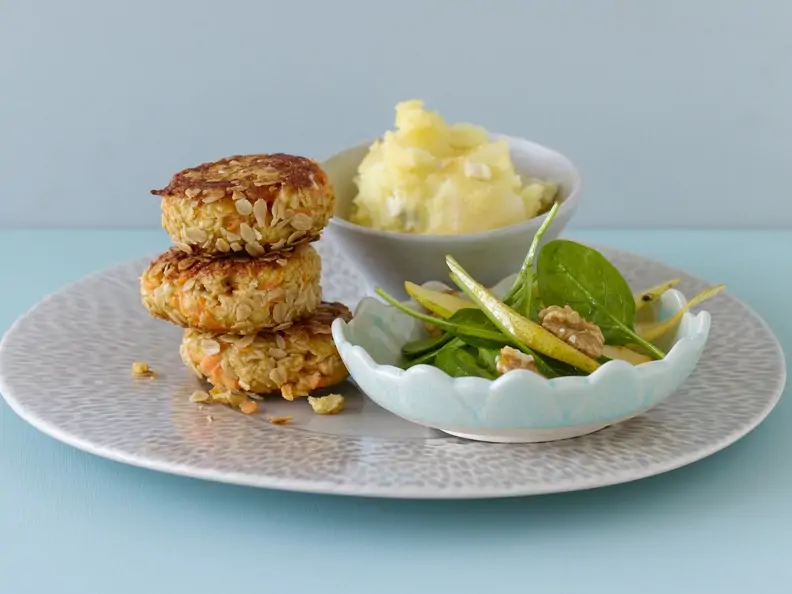 Birnenpüree mit Karottenfrikadellen und Spinatsalat