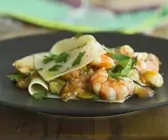 Zucchini-Lasagne mit Jakobsmuscheln und Shrimps