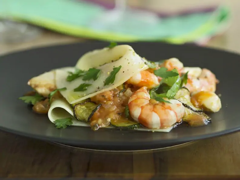 Zucchini-Lasagne mit Jakobsmuscheln und Shrimps