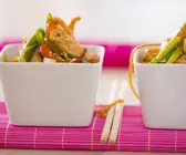 Crevetten-Hähnchen-Salat mit Gemüse und asiatischen Nudeln