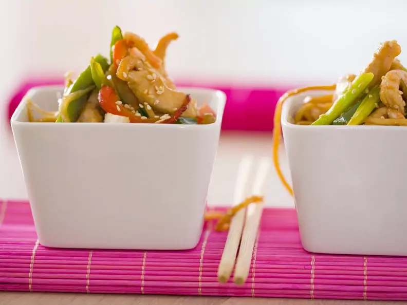 Crevetten-Hähnchen-Salat mit Gemüse und asiatischen Nudeln