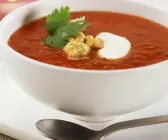 Tomatensuppe mit Paprika dazu Croutons