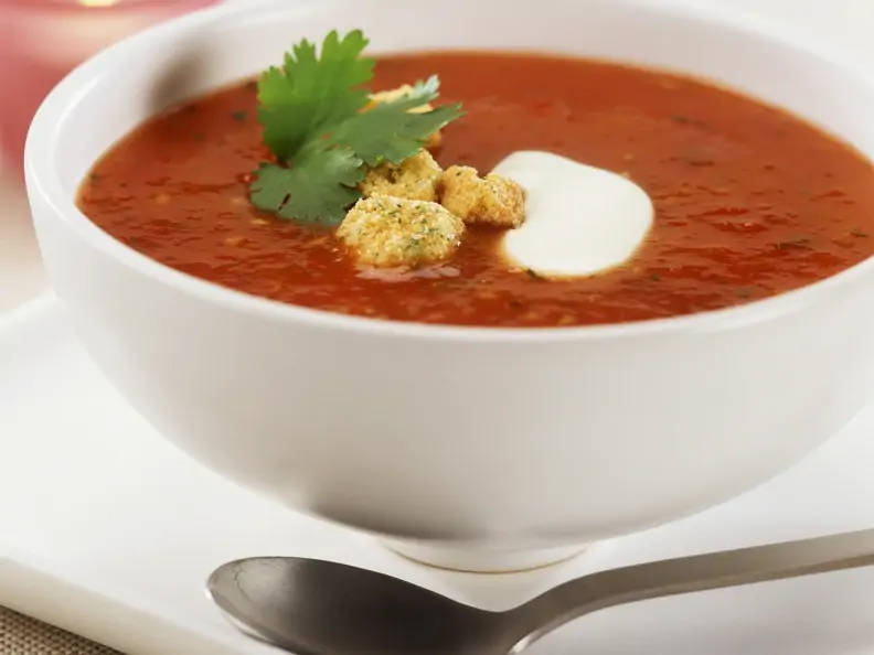 Tomatensuppe mit Paprika dazu Croutons