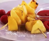 Gegrillte Mango-Ananas-Spieße mit Himbeersoße