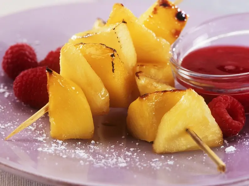 Gegrillte Mango-Ananas-Spieße mit Himbeersoße