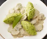 Bärlauch-Mais-Nockerl mit Rahm-Pilzen