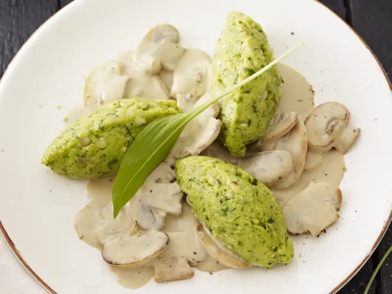 Bärlauch-Mais-Nockerl mit Rahm-Pilzen