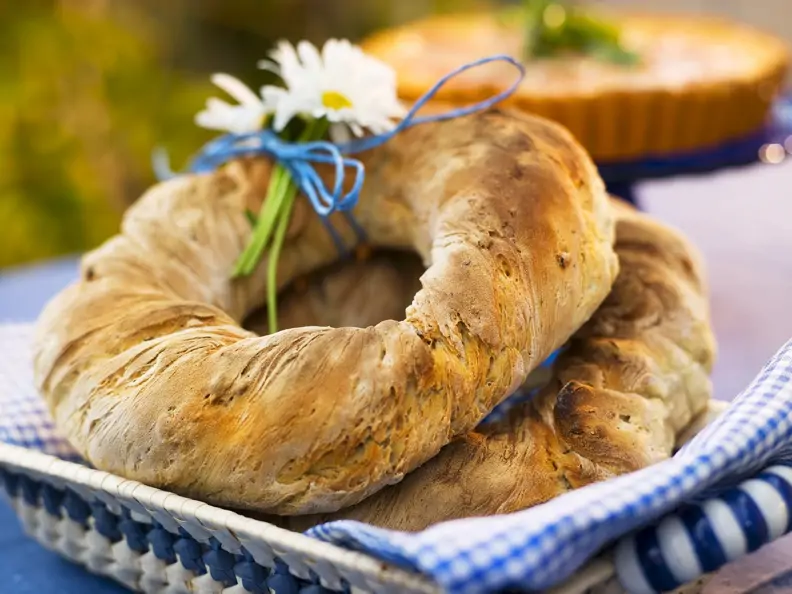 Brotkranz mit Sonnenblumen-und Kürbiskernen