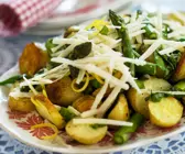 Spargelsalat mit gebratenen Kartoffeln, Parmesan und Zitronenzesten
