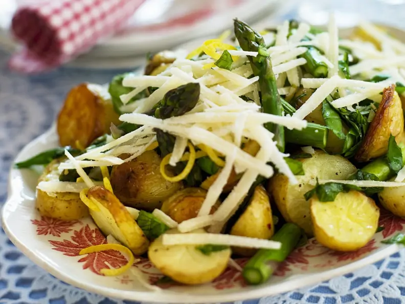 Spargelsalat mit gebratenen Kartoffeln, Parmesan und Zitronenzesten