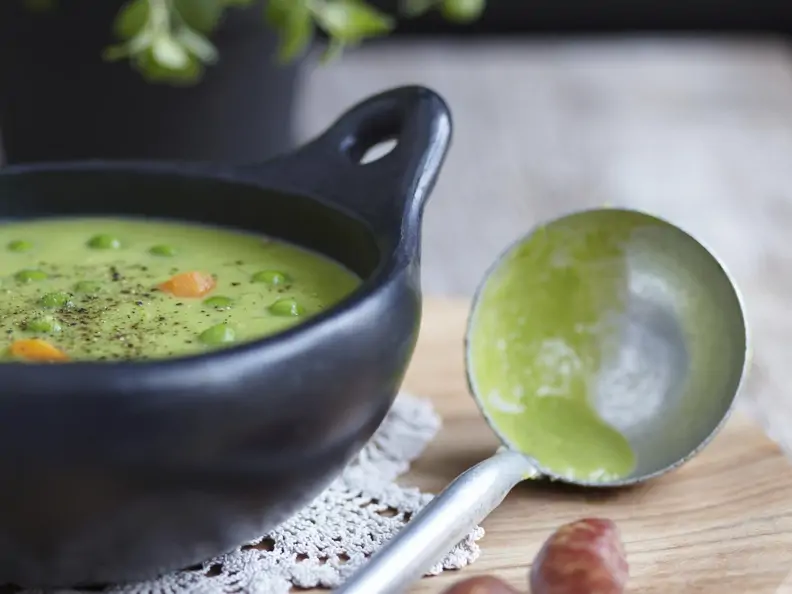 Erbsensuppe mit Wursteinlage