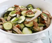 Hähnchen-Zucchini-Salat mit Nüssen