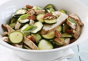 Hähnchen-Zucchini-Salat mit Nüssen