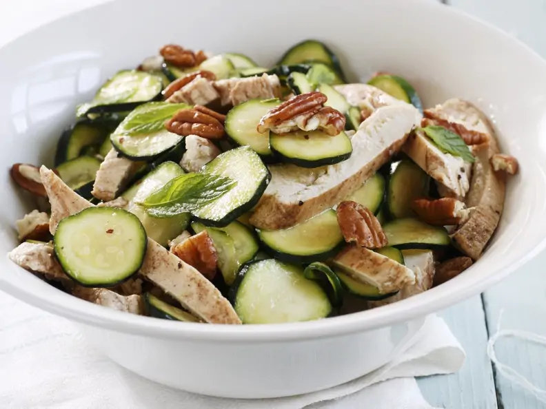 Hähnchen-Zucchini-Salat mit Nüssen