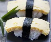 Nigiri-Sushi mit Omelett (Tamagosushi)